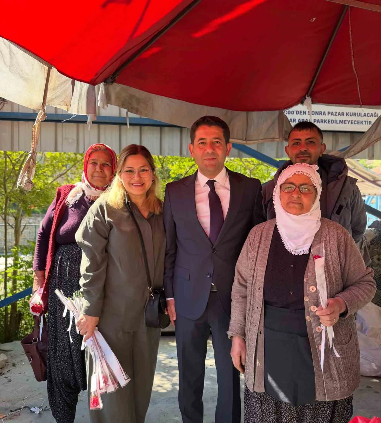 ADANA’NIN FEKE İLÇESİNDE HER CUMA KURULAN KÖYLÜ PAZARINDA ÜRÜNLERİNİ SATIŞA SUNAN KADIN...