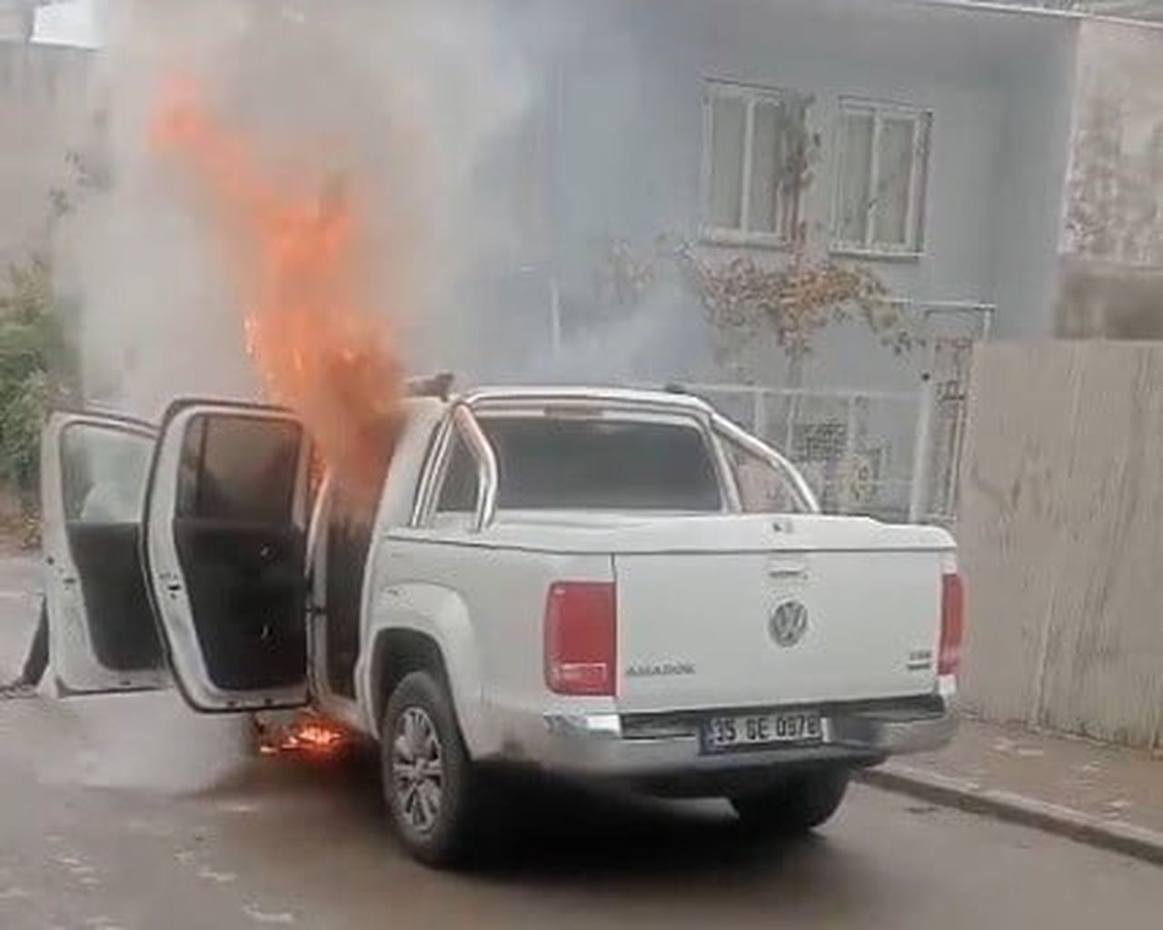 SÜRÜCÜNÜN YANGIN SÖNDÜRME TÜPÜYLE MÜDAHALE ETTİĞİ SIRADA MEYDANA GELEN PATLAMA PANİK OLUŞTURURKEN...