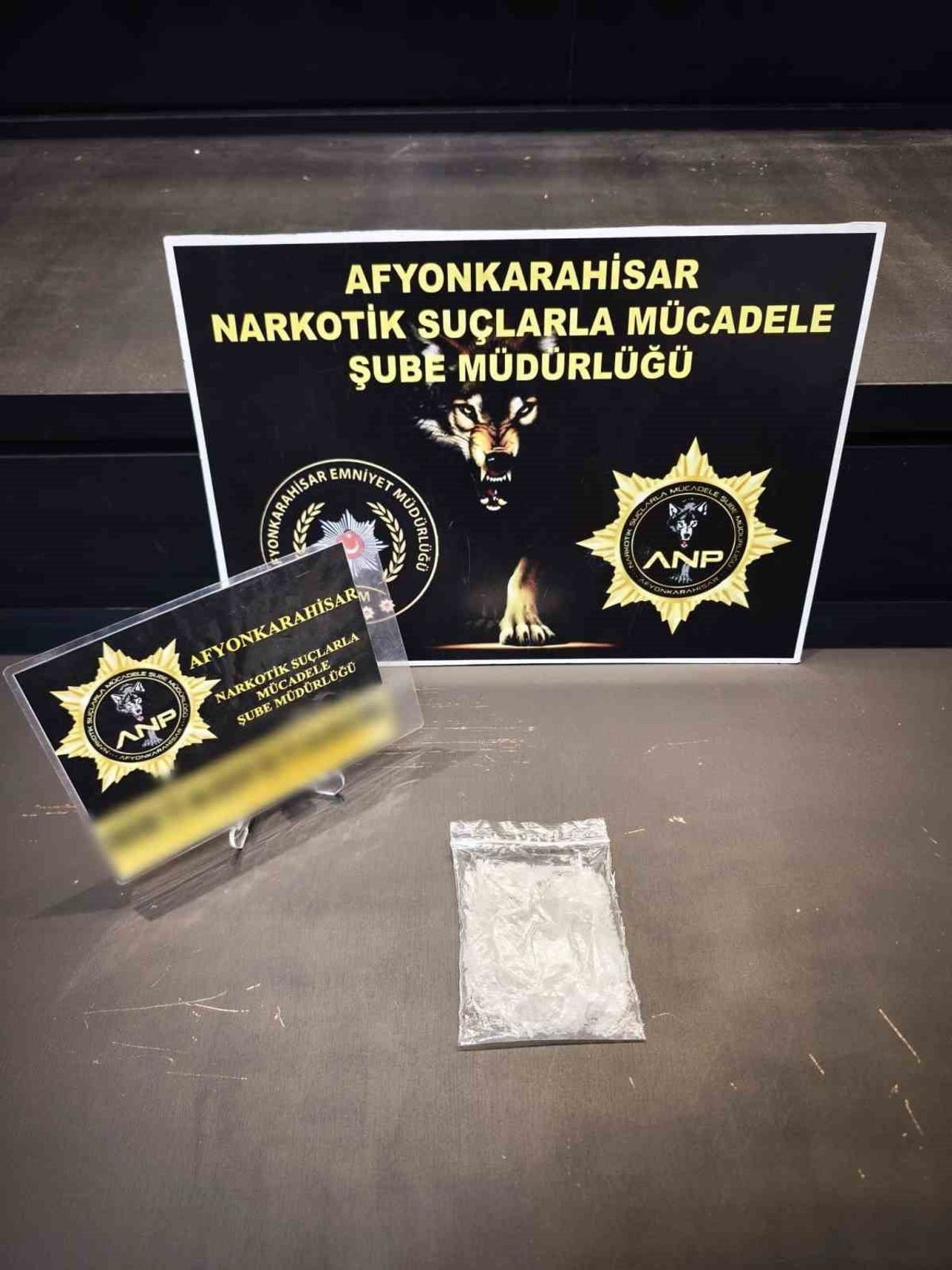 AFYONKARAHİSAR'DA ŞÜPHE ÜZERİNDE DURDURULAN BİR OTOMOBİLDE YAPILAN ARAMADA 35 GRAM UYUŞTURUCU...