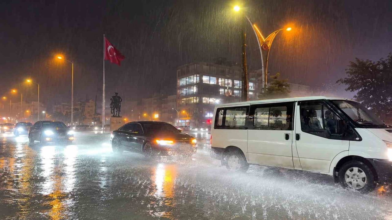 HAKKARİ'DE ETKİLİ OLAN YAĞMUR YAĞIŞI HAYATI OLUMSUZ ETKİLEDİ.