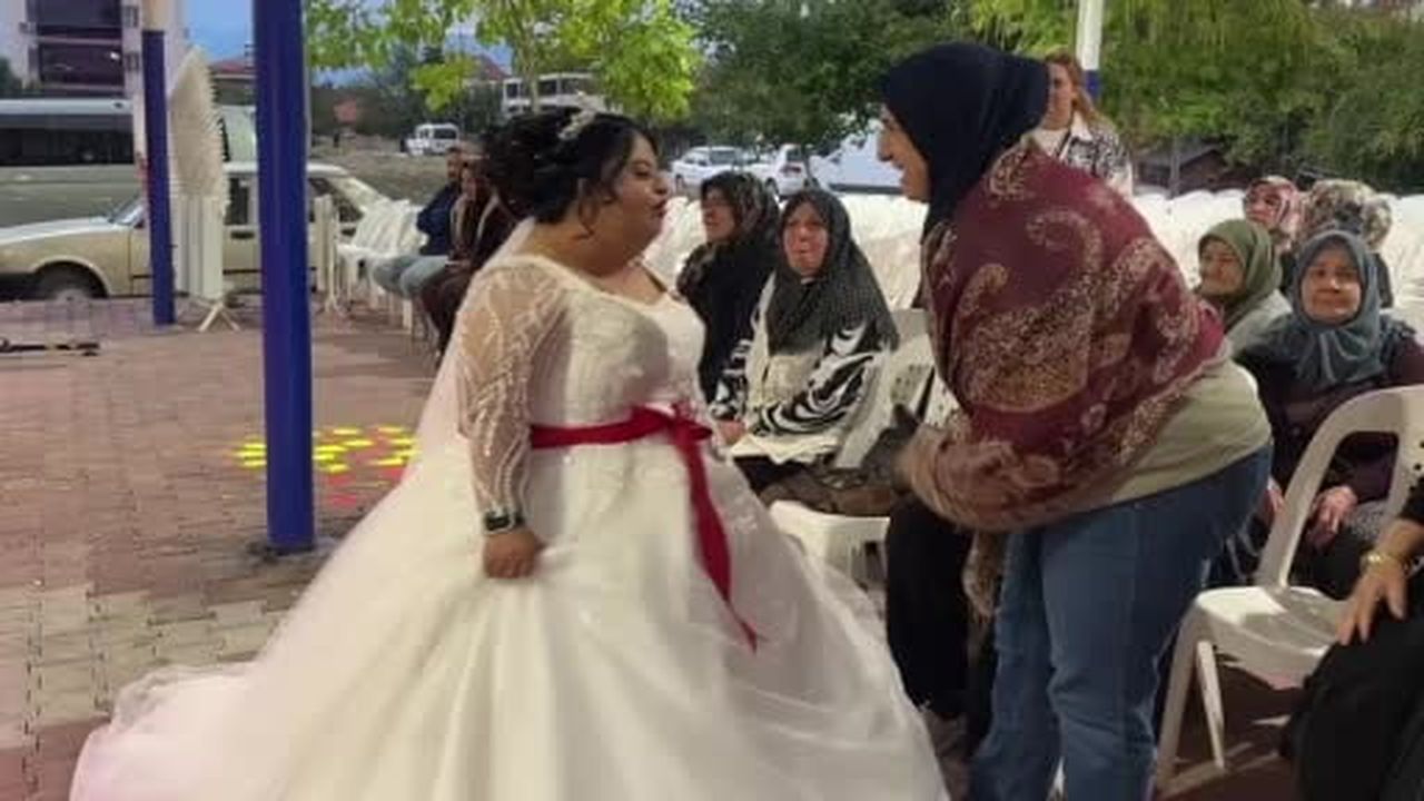 Down sendromlu genç kızın temsili düğününde duygu dolu anlar yaşandı