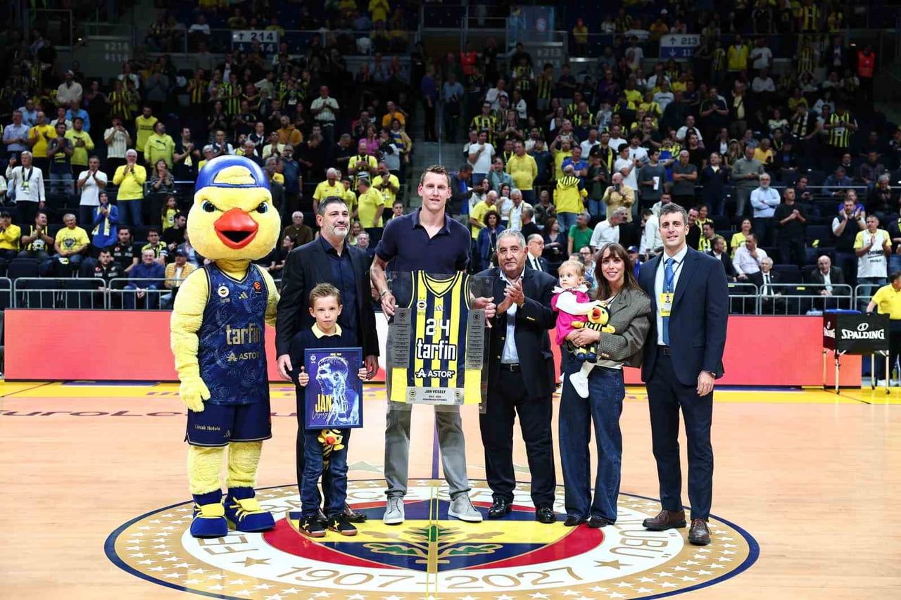 PROFESYONEL BASKETBOL KARİYERİNİ NOKTALANDIRAN ÇEKYALI SPORCU JAN VESELY İÇİN FENERBAHÇE-BAYERN...