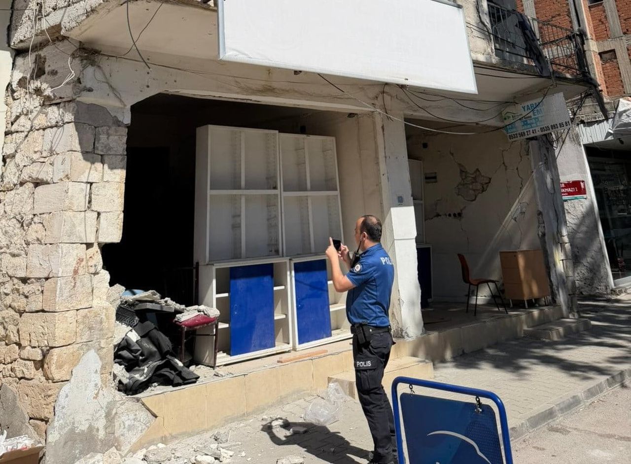 ADIYAMAN ‘DA METRUK BİR BİNA, ÇEVREDE YAŞAYAN VATANDAŞLAR İÇİN TEHLİKE OLUŞTURMAYA DEVAM...