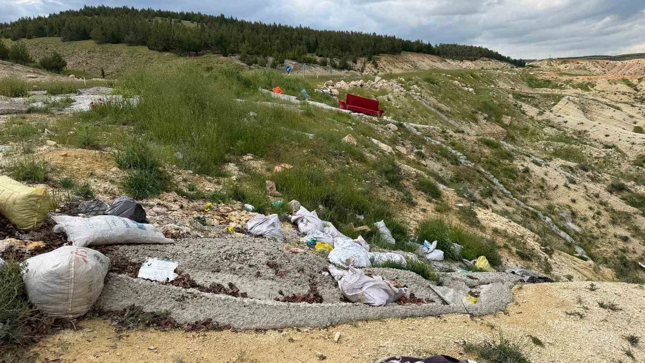 ADIYAMAN-ŞANLIURFA KARAYOLU ÜZERİNDE YOL KENARINA ATILAN ATIKLAR VE DÖKÜLEN BETONLAR GÖRENLERİN...
