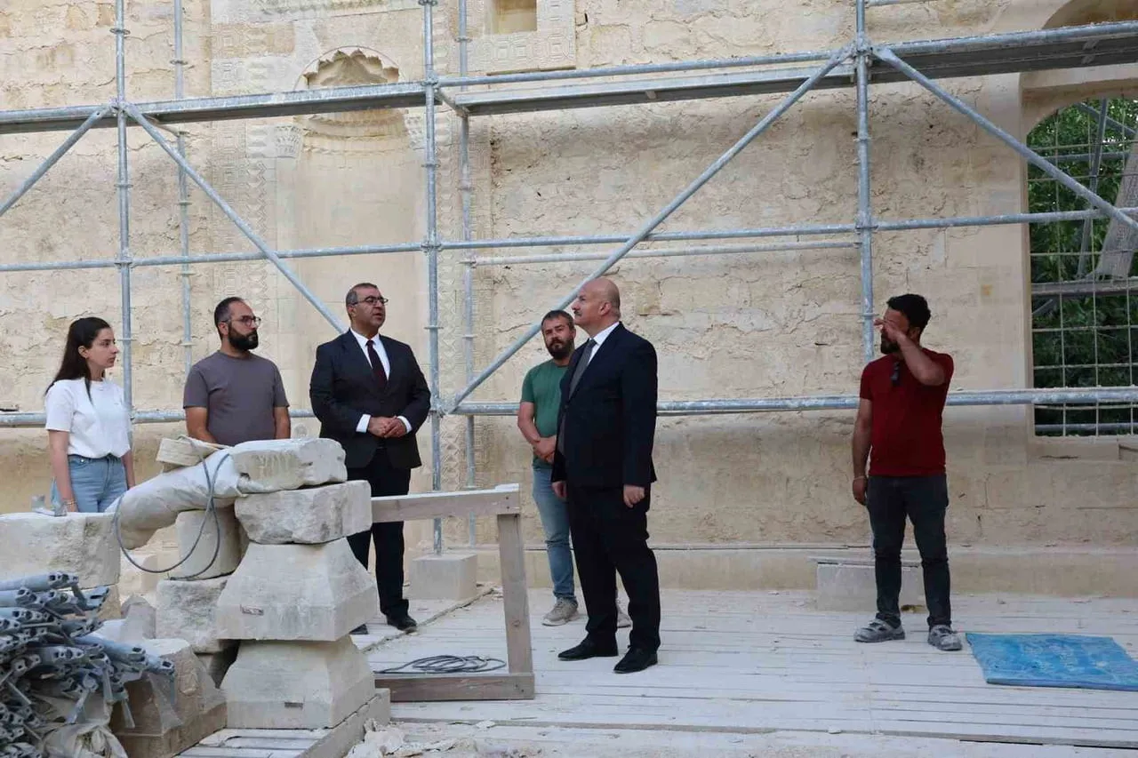 ADIYAMAN VALİSİ ABDULLAH KÜÇÜK, 6 ŞUBAT DEPREMLERİNDE YIKILAN TARİHİ ULU CAMİİ İLE KAP CAMİİ'NDE...