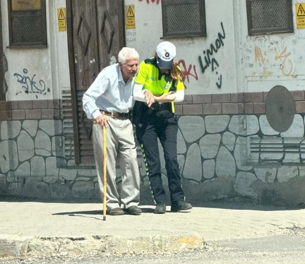 ADIYAMAN'DA YÜRÜMEKTE GÜÇLÜK ÇEKEN YAŞLI BİR VATANDAŞA TRAFİK POLİS MEMURU YARDIM ELİ...