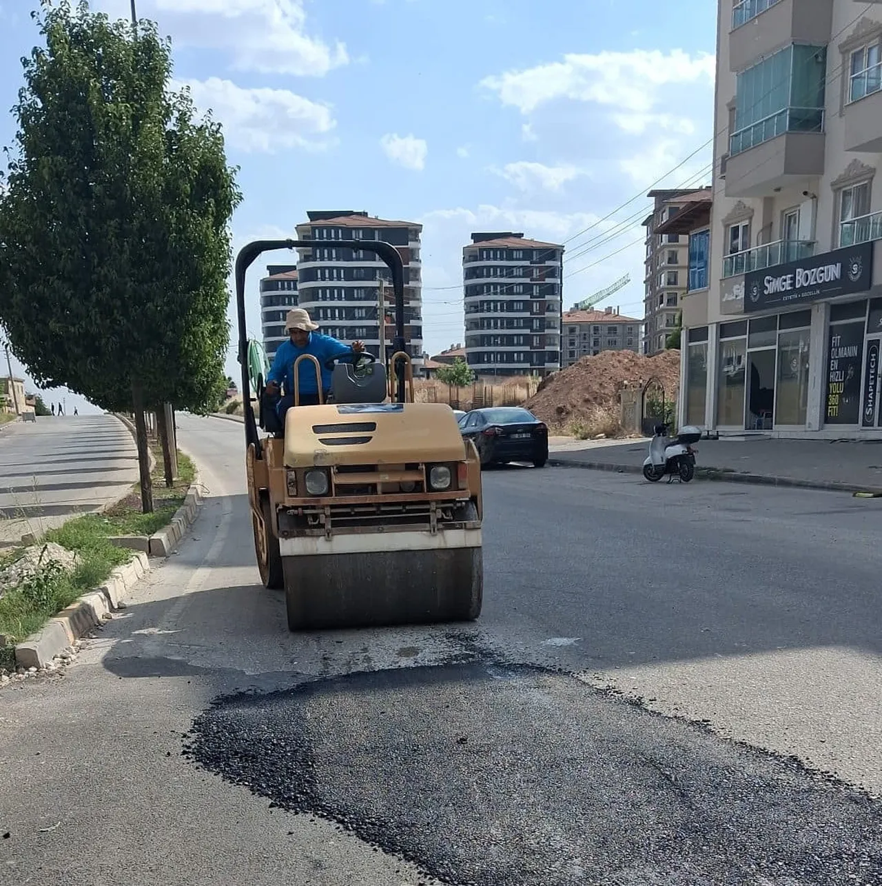 ADIYAMAN’DA ANA YOL ORTASINDA BULUNAN VE KAZALARA DAVETİYE ÇIKARAN ÇUKUR, BELEDİYE EKİPLERİNCE...
