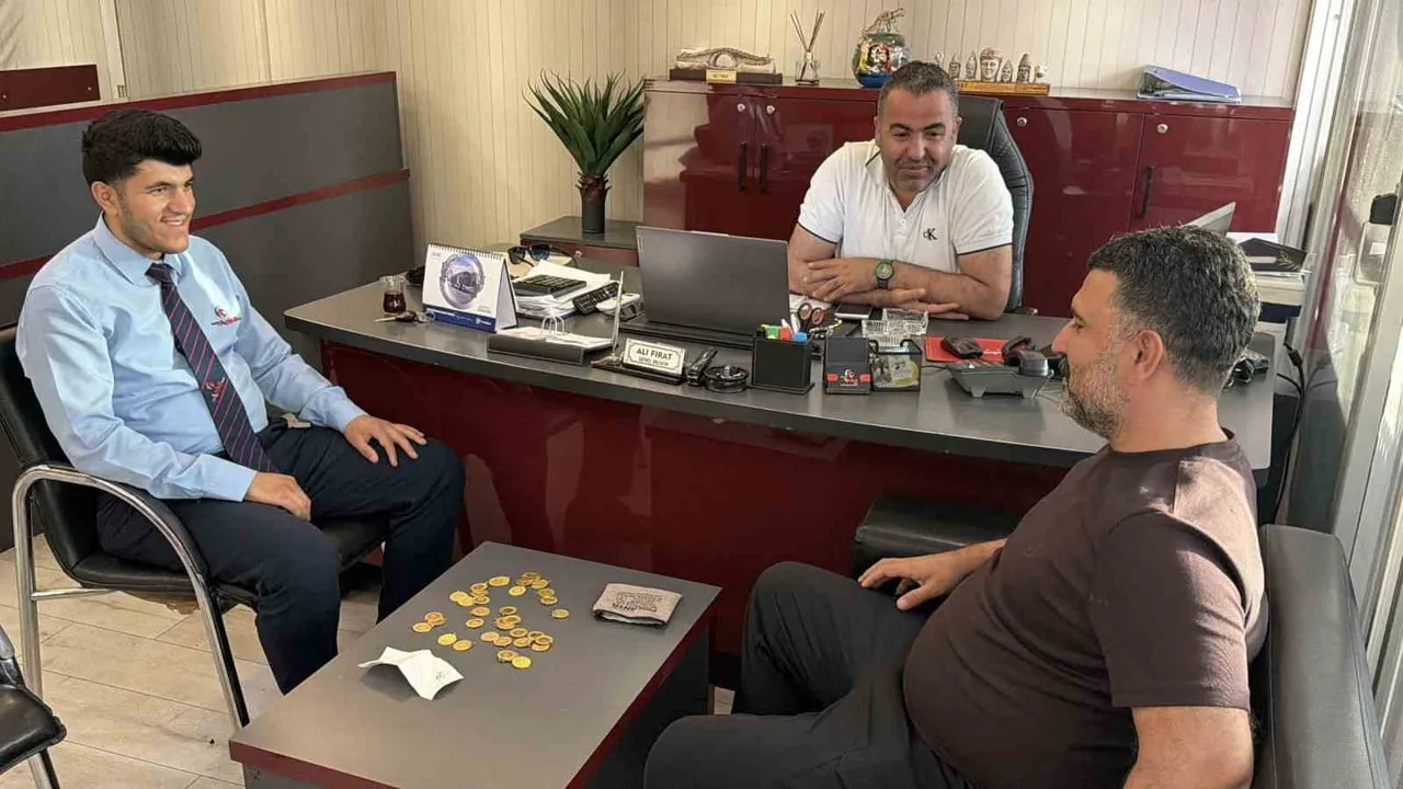 ADIYAMAN’DA, ŞEHİRLERARASI YOLCU OTOBÜSÜNDE MUAVİNLİK YAPAN KADİR ÖDEMİŞ, BULDUĞU 4,5 MİLYON TL’Yİ...