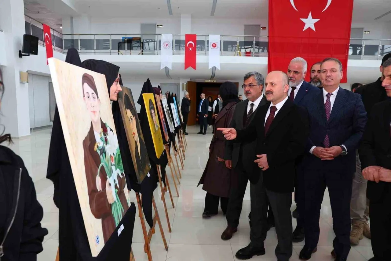 ADIYAMAN’DA, TPAO KÜLTÜR MERKEZİNDE DÜZENLENEN "KİM VAR?" SANAT ETKİNLİĞİ YOĞUN KATILIMLA...