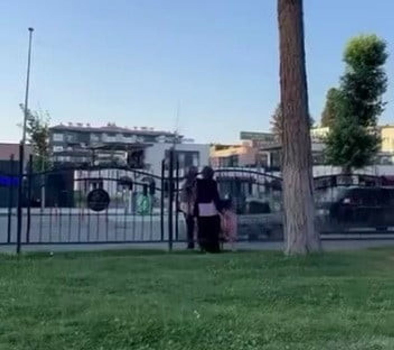 ADIYAMAN’DA, YAYALARIN GEÇMEMESİ İÇİN KONULAN KORKULUKLARIN ÜZERİNDEN ATLAYAN YAYALAR TRAFİĞİ DE...