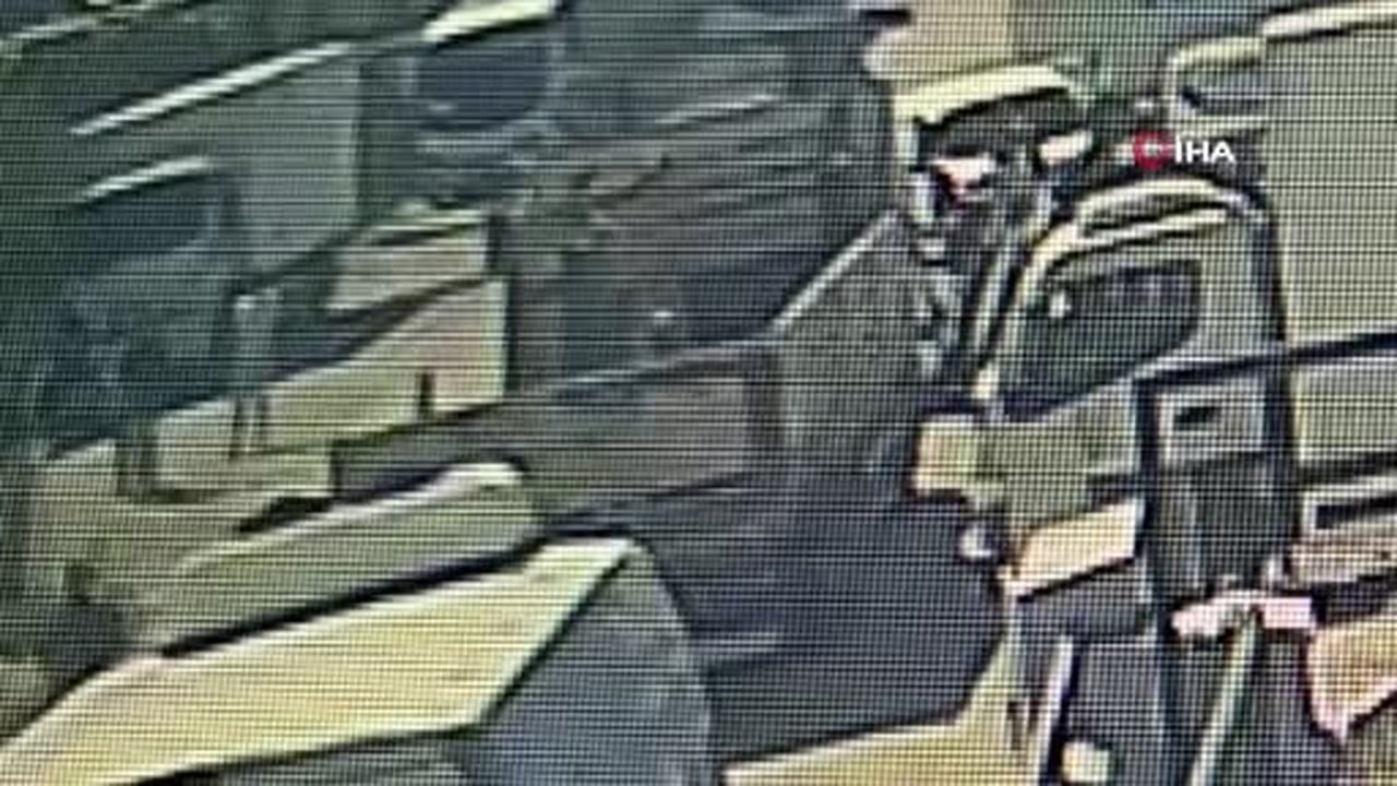 Forkliftin vinç demirine başını çarpan motosiklet sürücüsü kaldırıldığı hastanede öldü: Kaza anı...