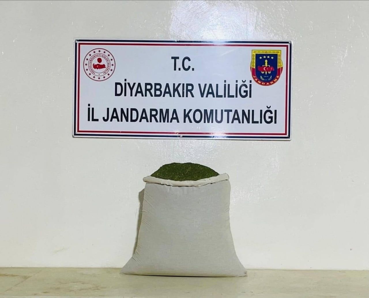 DİYARBAKIR’DA JANDARMA EKİPLERİNCE DÜZENLENEN OPERASYONLARDA 144 KİLO ESRAR ELE...