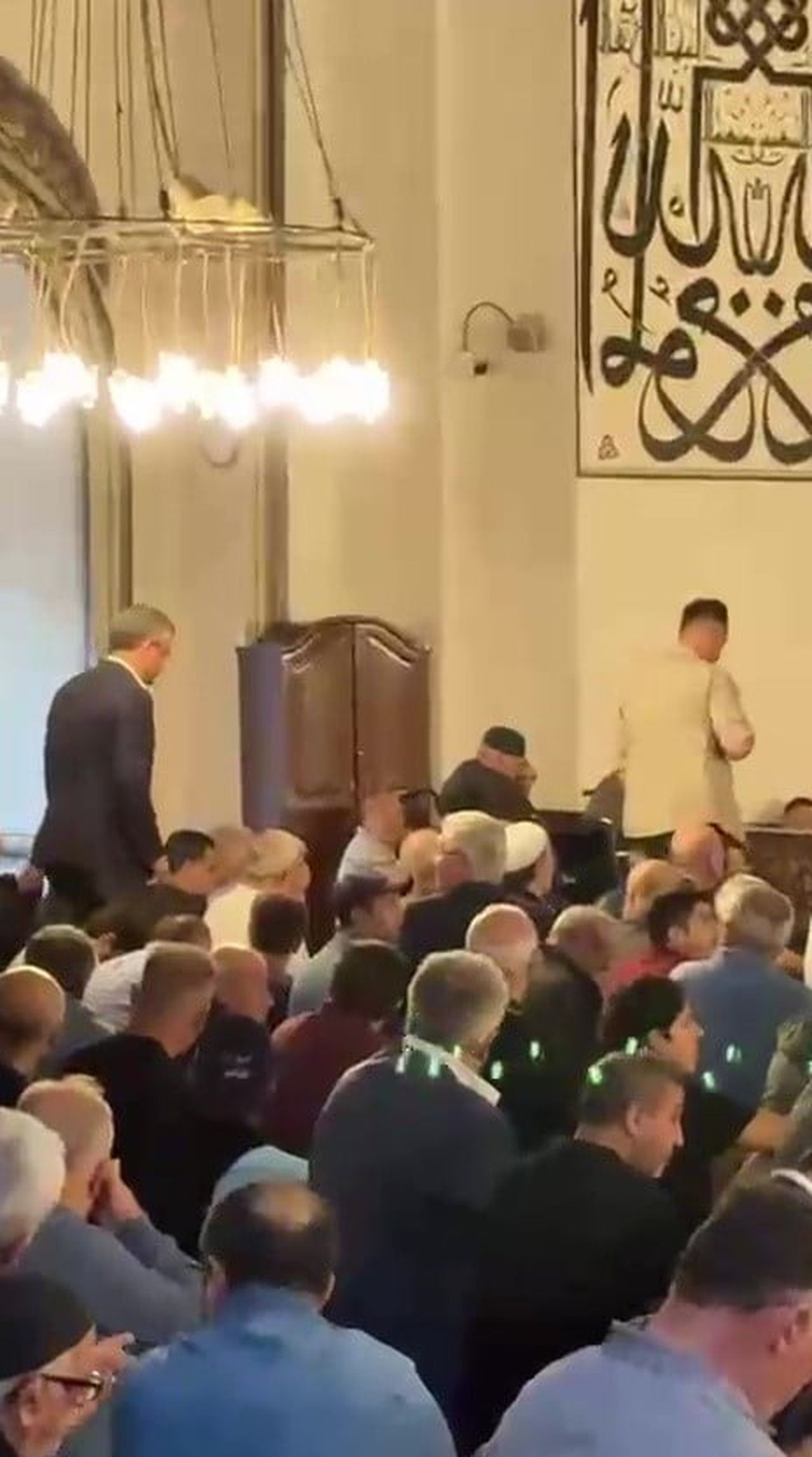 ÖZGÜR ÖZEL, BURSA’DA CUMA NAMAZINI ULU CAMİ’DE KILDI