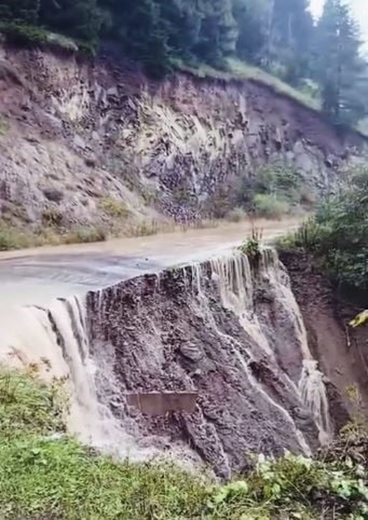 ARDAHAN'DA ETKİLİ OLAN AŞIRI YAĞIŞLAR, ULAŞIMDA AKSAMALARA NEDEN OLDU. POSOF İLÇESİNDE ETKİLİ OLAN...