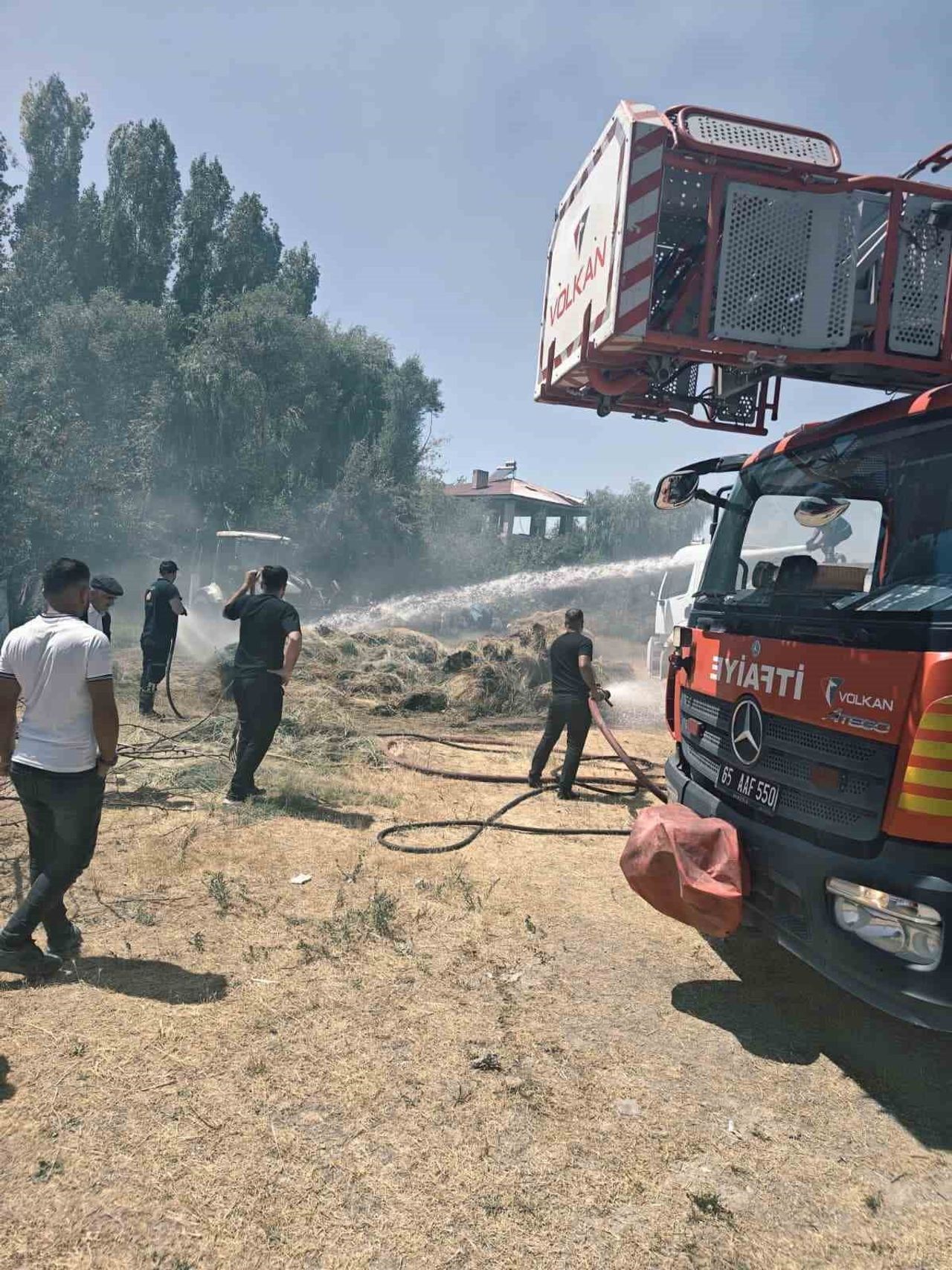VAN’IN EDREMİT İLÇESİNDE ÇIKAN OT YANGINI İTFAİYE EKİPLERİNİN MÜDAHALESİYLE...