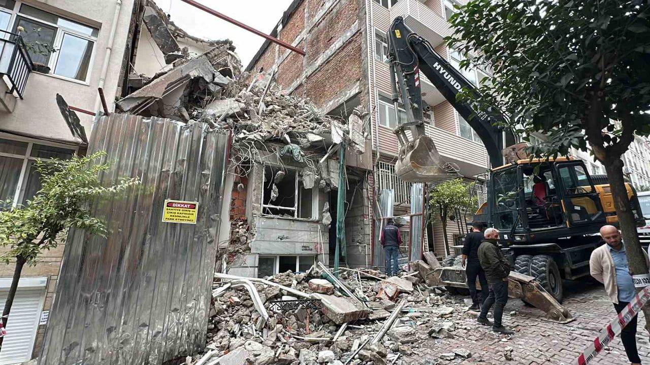 İSTANBUL BEŞİKTAŞ'TA KENTSEL DÖNÜŞÜM KAPSAMINDA YIKIMI GERÇEKLEŞTİRİLEN BİNANIN BİR KISMI...