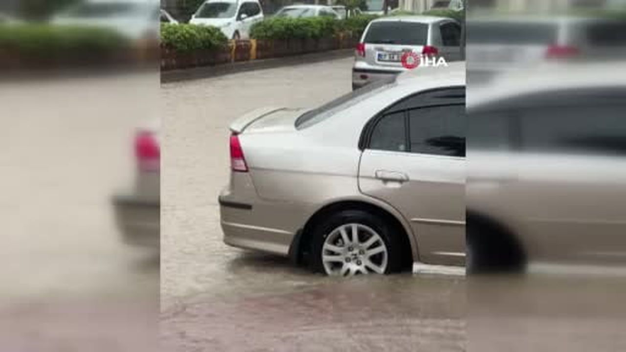Kumluca’da sağanak etkili oldu, denizde çıkıp karaya ulaşan hortum seralara zarar verdi