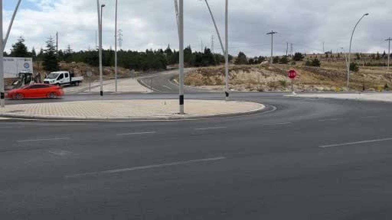 Motosiklet yola çıkan otomobille çarpıştı, 19 yaşındaki genç hayatını kaybetti