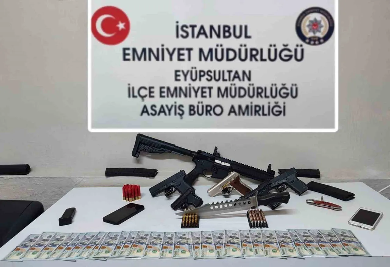İSTANBUL EYÜPSULTAN’DA SİLAH TİCARETİNE YÖNELİK DÜZENLENEN OPERASYONDA YAKALANAN 2 ŞÜPHELİ...