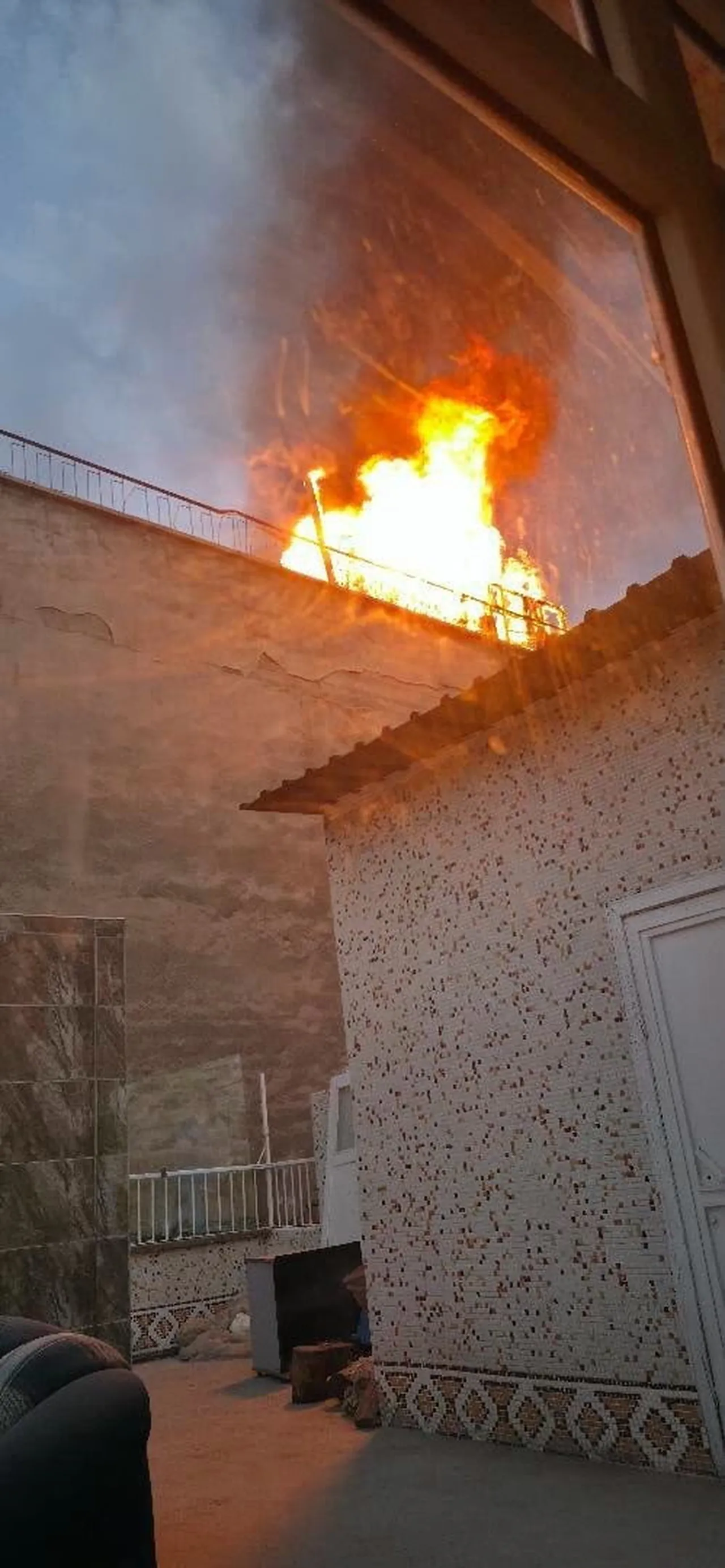 DİYARBAKIR'DA ÇATIDA ÇIKAN YANGIN SÖNDÜRÜLDÜ