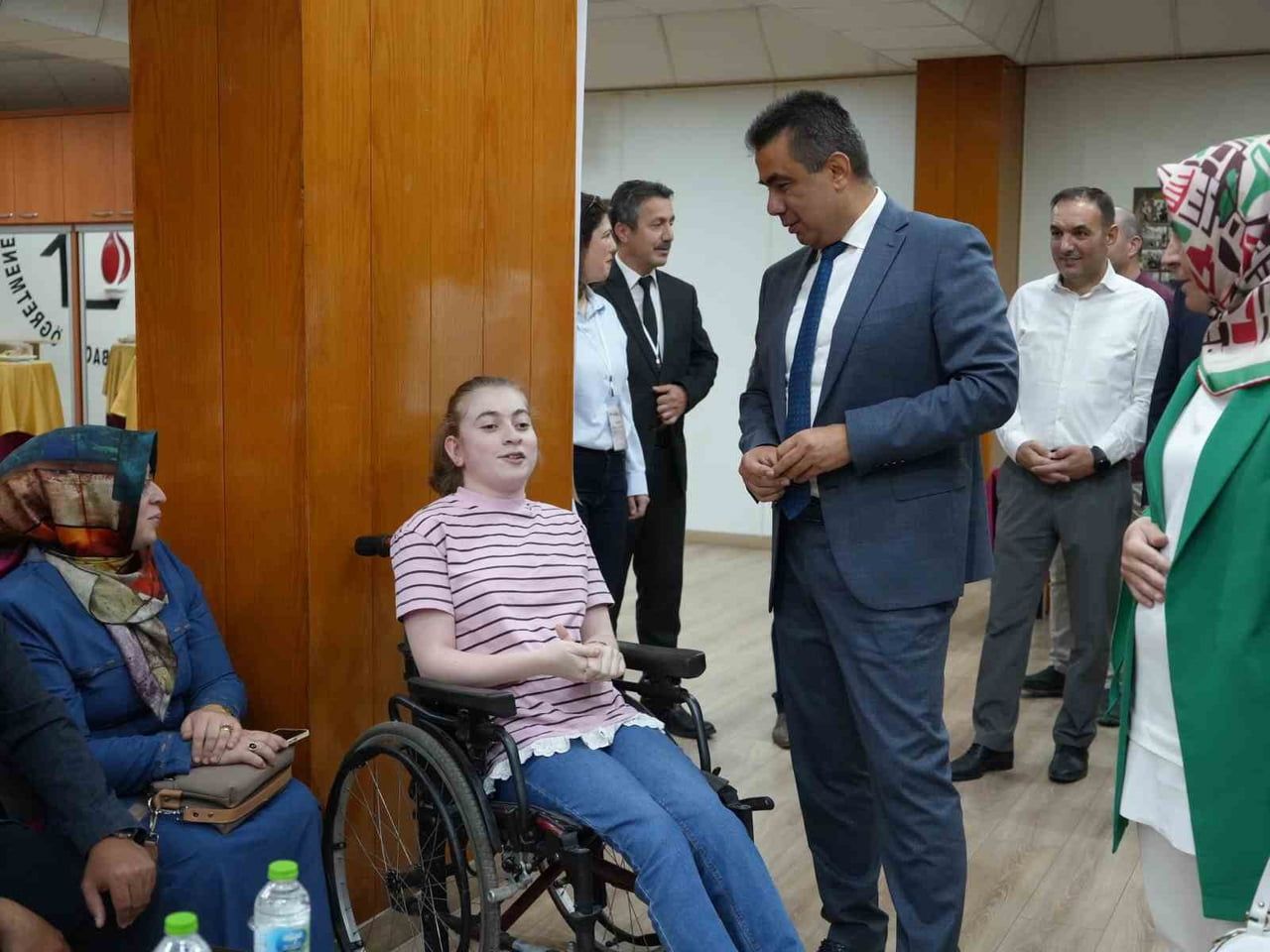 KASTAMONU MİLLİ EĞİTİM MÜDÜRÜ HASAN GÜMÜŞ, ÖZEL BİREY ÖĞRENCİLERLE YAKINDAN İLGİLENEREK, BİR SÜRE...