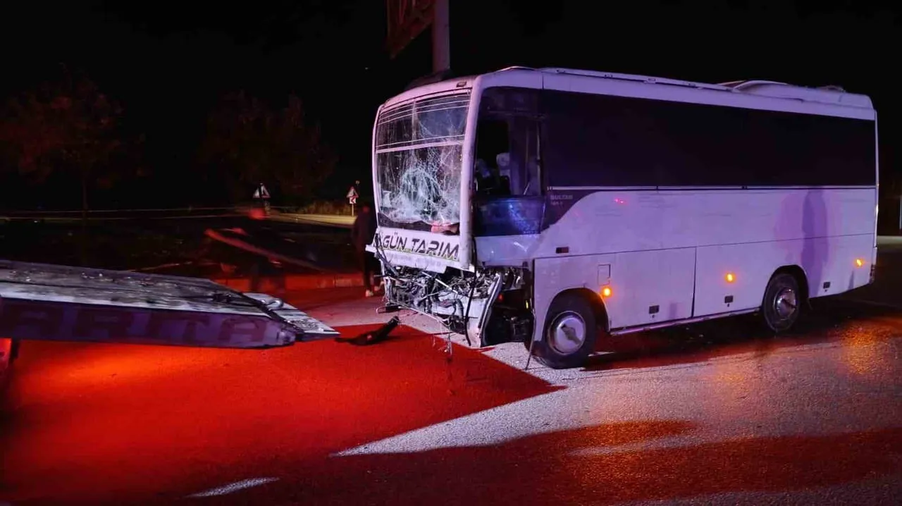 ISPARTA'NIN KEÇİBORLU İLÇESİNDE TARIM İŞÇİLERİNİ TAŞIYAN MİDİBÜS İLE TIRIN ÇARPIŞMASI SONUCU 17...
