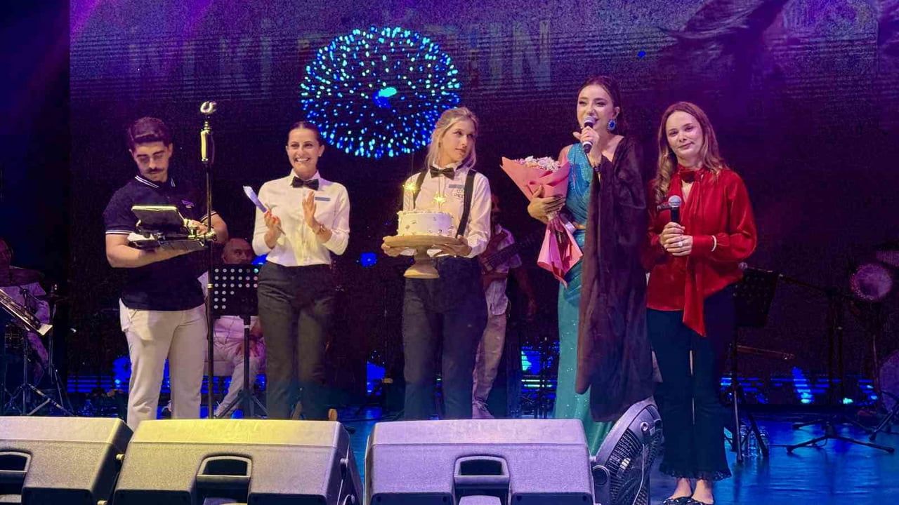 TÜRK MÜZİĞİNİN SEVİLEN İSİMLERİNDEN ÖYKÜ GÜRMAN, MUĞLA'NIN BODRUM İLÇESİNDE VERDİĞİ KONSERDE GÜÇLÜ...