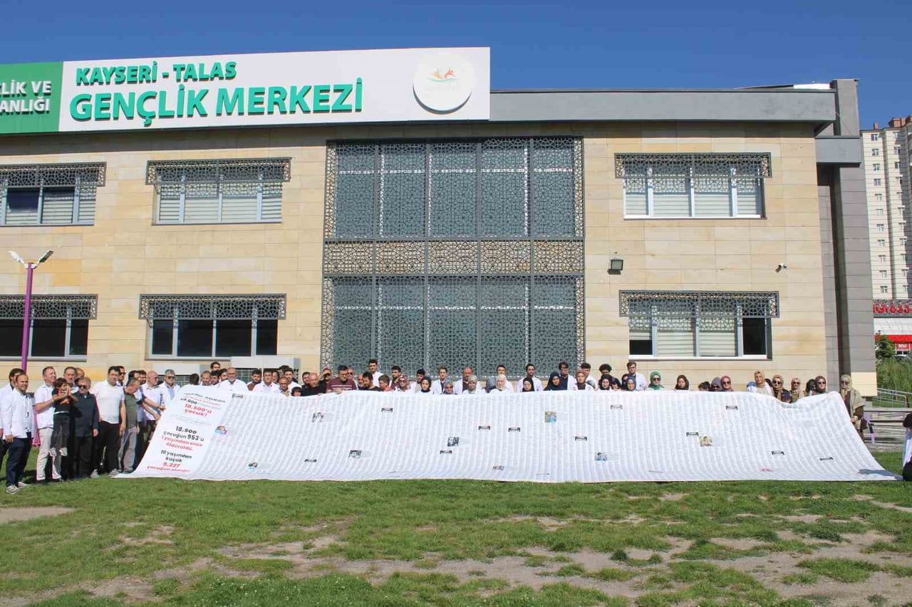 GAZZE’DE ÖLDÜRÜLEN 21 BİN 500 ÇOCUKTAN 16 BİNİN İSMİNİN YAZILDIĞI 12 METRE UZUNLUĞUNDAKİ PANKART...