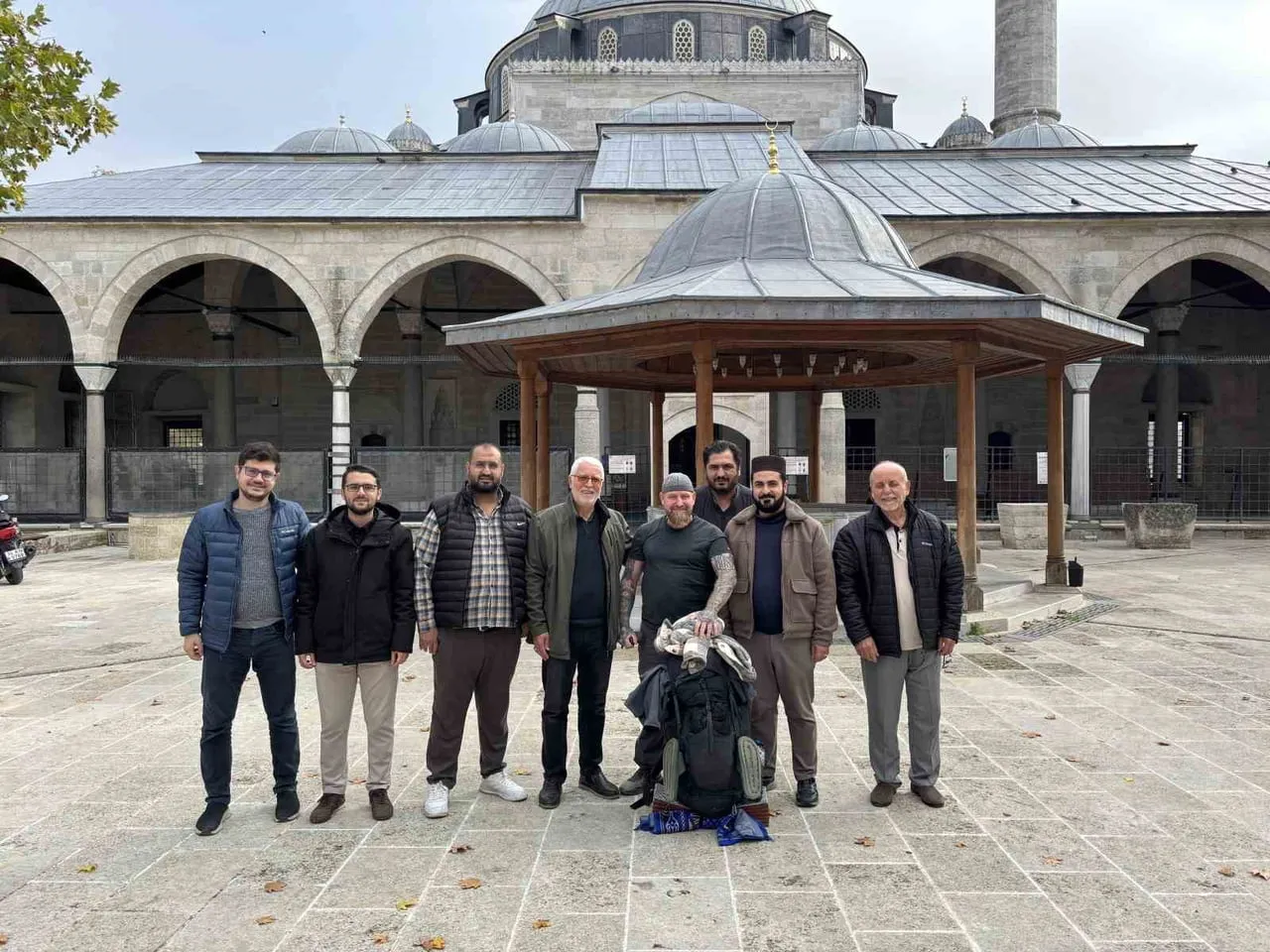 ALMANYA’NIN BAŞKENTİ BERLİN’DEN HAC İÇİN YÜRÜYEREK YOLA ÇIKAN VE MÜSLÜMAN OLDUKTAN SONRA UMAR...