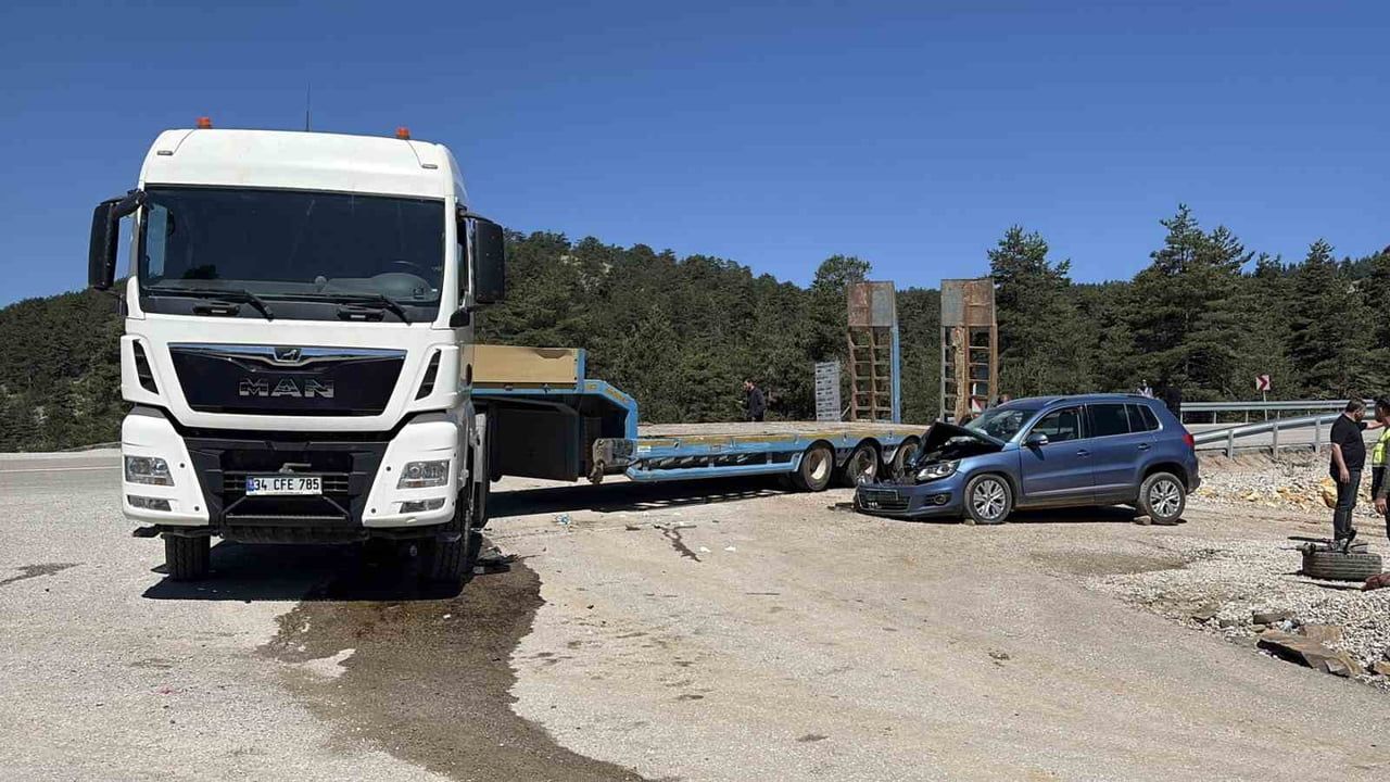 KASTAMONU-ÇATALZEYTİN KARA YOLU YARALIGÖZ MEVKİSİNDE TIR İLE OTOMOBİL ÇARPIŞTI.