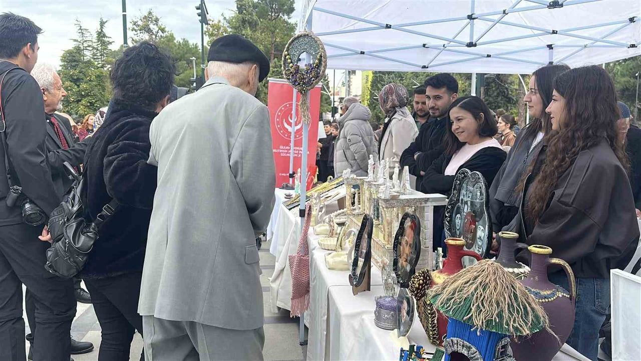 BURDUR'DA 1 EKİM DÜNYA YAŞLILAR GÜNÜ DOLAYISIYLA YAŞLILAR VE GENÇLERİN KATILDIĞI YÜRÜYÜŞ...