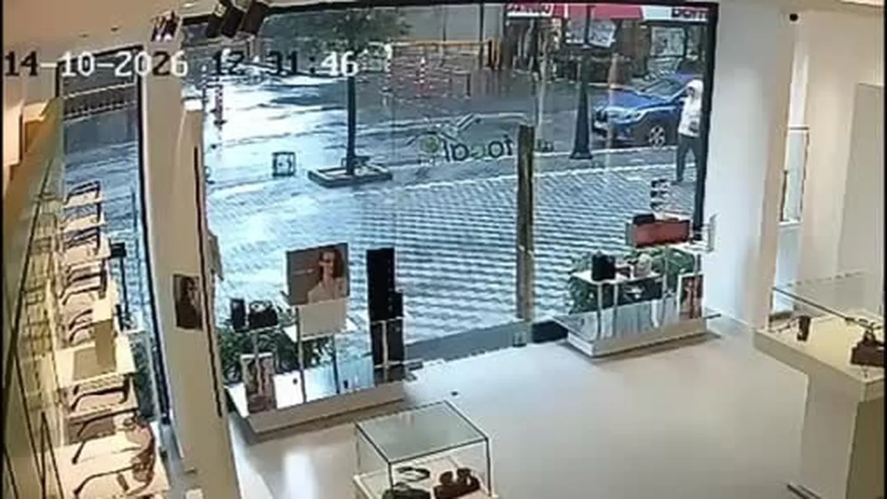 Beylikdüzü’nde şiddetli rüzgar dükkanın cam kapısını kırdı, o anlar kamerada