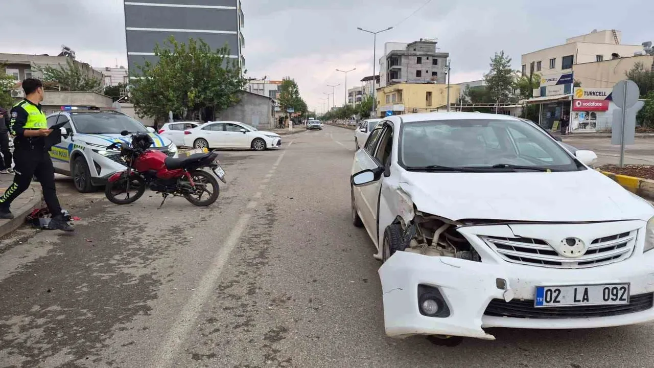 ADIYAMAN’DA OTOMOBİL İLE MOTOSİKLETİN ÇARPIŞMASI SONUCU MEYDANA GELEN KAZADA MOTOSİKLET SÜRÜCÜSÜ...