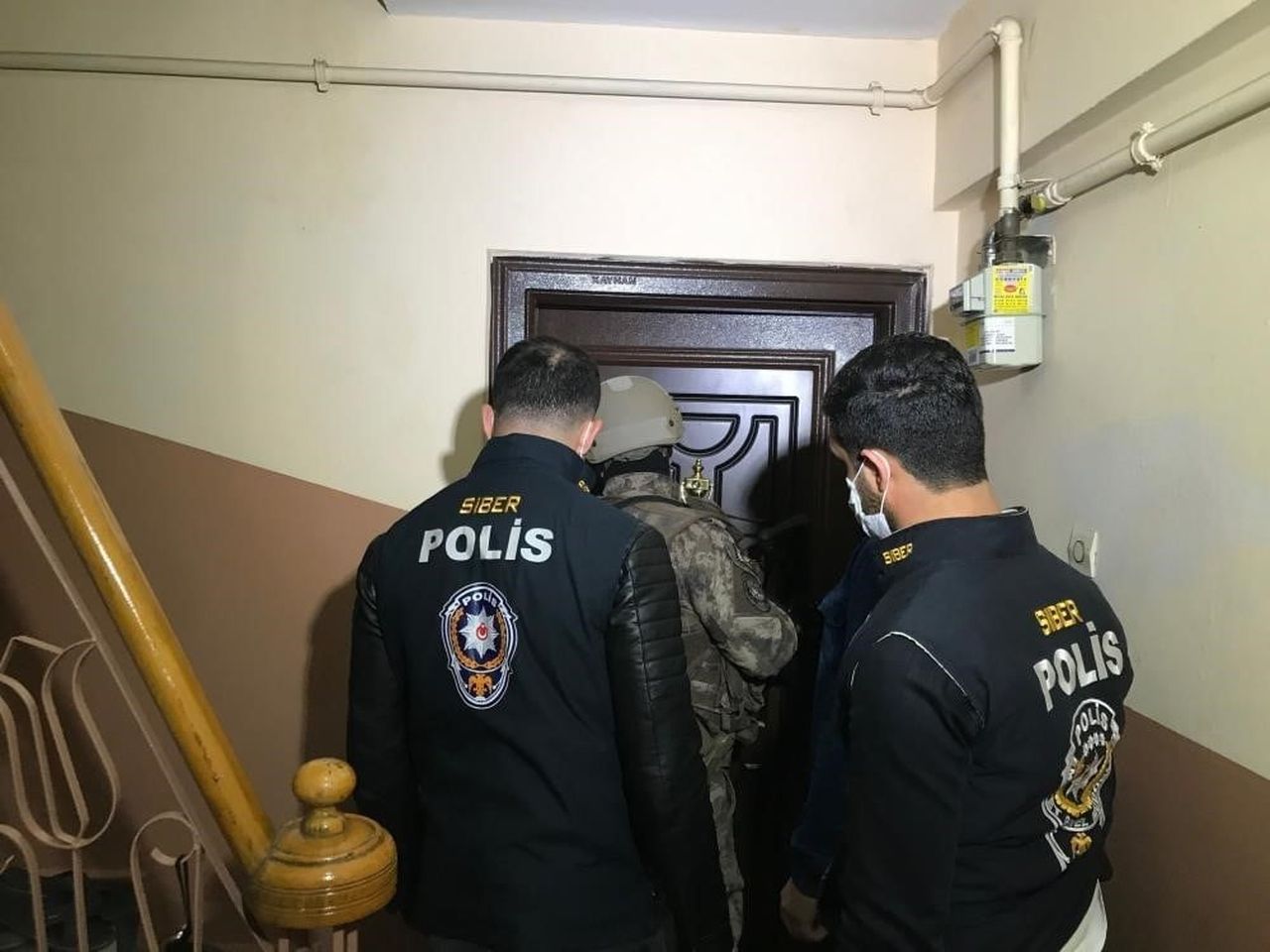AYDIN’DA SİBER SUÇLARLA MÜCADELE EKİPLERİNİN MÜSTEHCENLİK SUÇUNA YÖNELİK DÜZENLEDİĞİ OPERASYONDA...