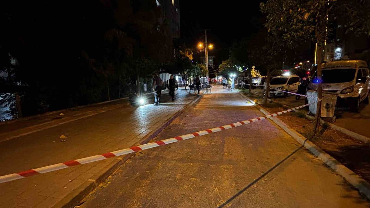 ADANA’DA KALDIRIMDA YÜRÜDÜĞÜ SIRADA SİLAHLI SALDIRIYA UĞRAYAN KİŞİ YARALANDI. OLAYI GERÇEKLEŞTİREN...