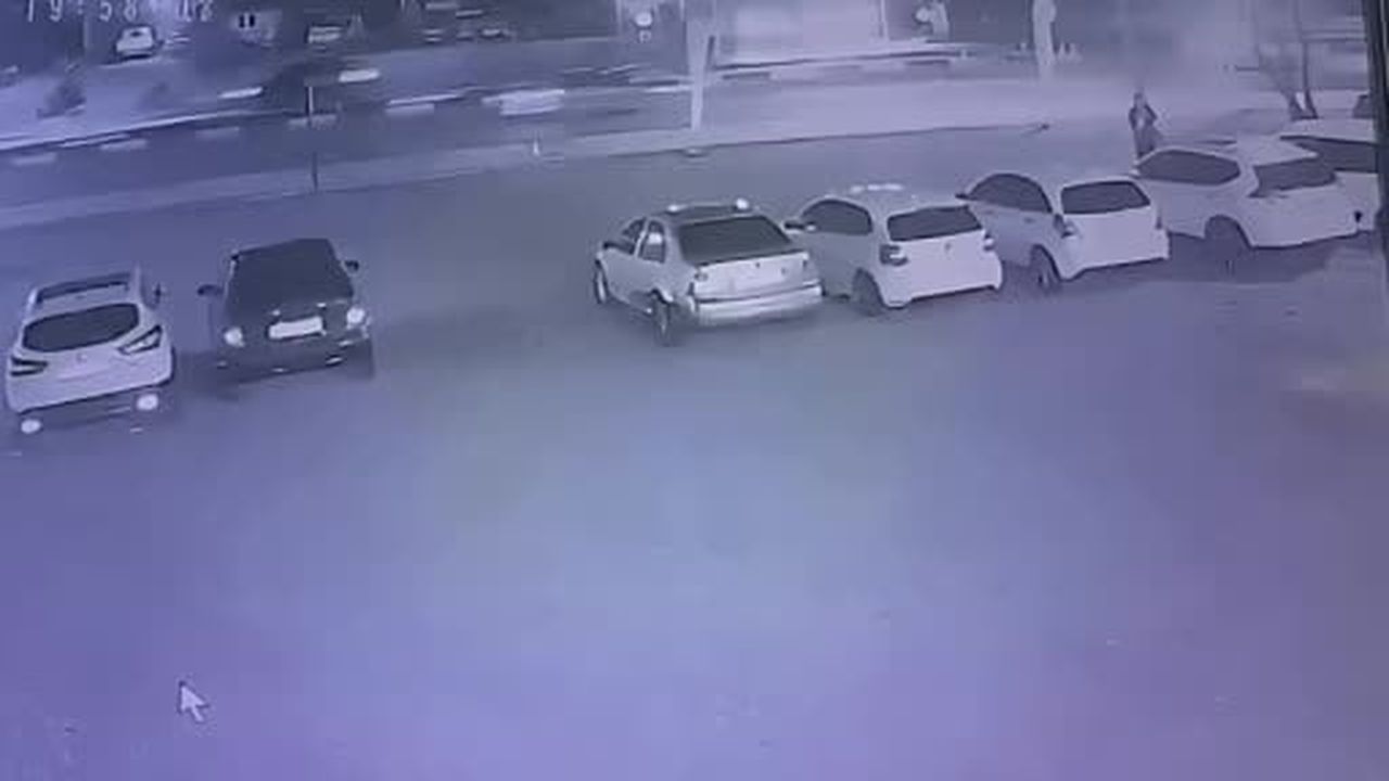 Elinde benzin bidonuyla gelip galerideki 6 aracı kundakladı: O anlar kamerada