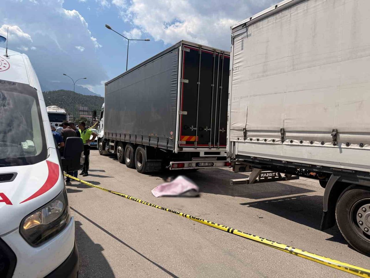 ADANA’NIN POZANTI İLÇESİNDE TIRIN ARKA STOP LAMBASINI TAMİR ETTİREN 62 YAŞINDAKİ ADAM, BAŞKA BİR...