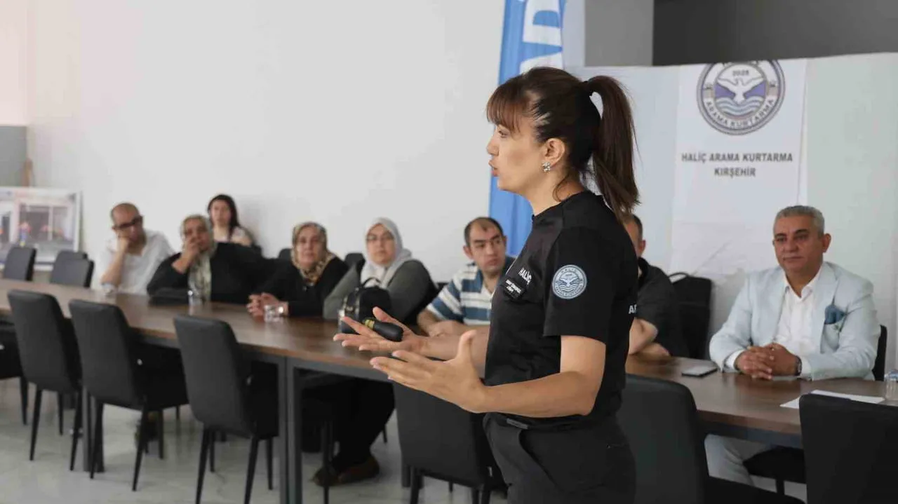 AFAD BİLGİLENDİRME EĞİTİMİNDE ÖZEL BİREYLER, HAYATLARINDA İLK KEZ AFET EĞİTİM ÇANTASINI...