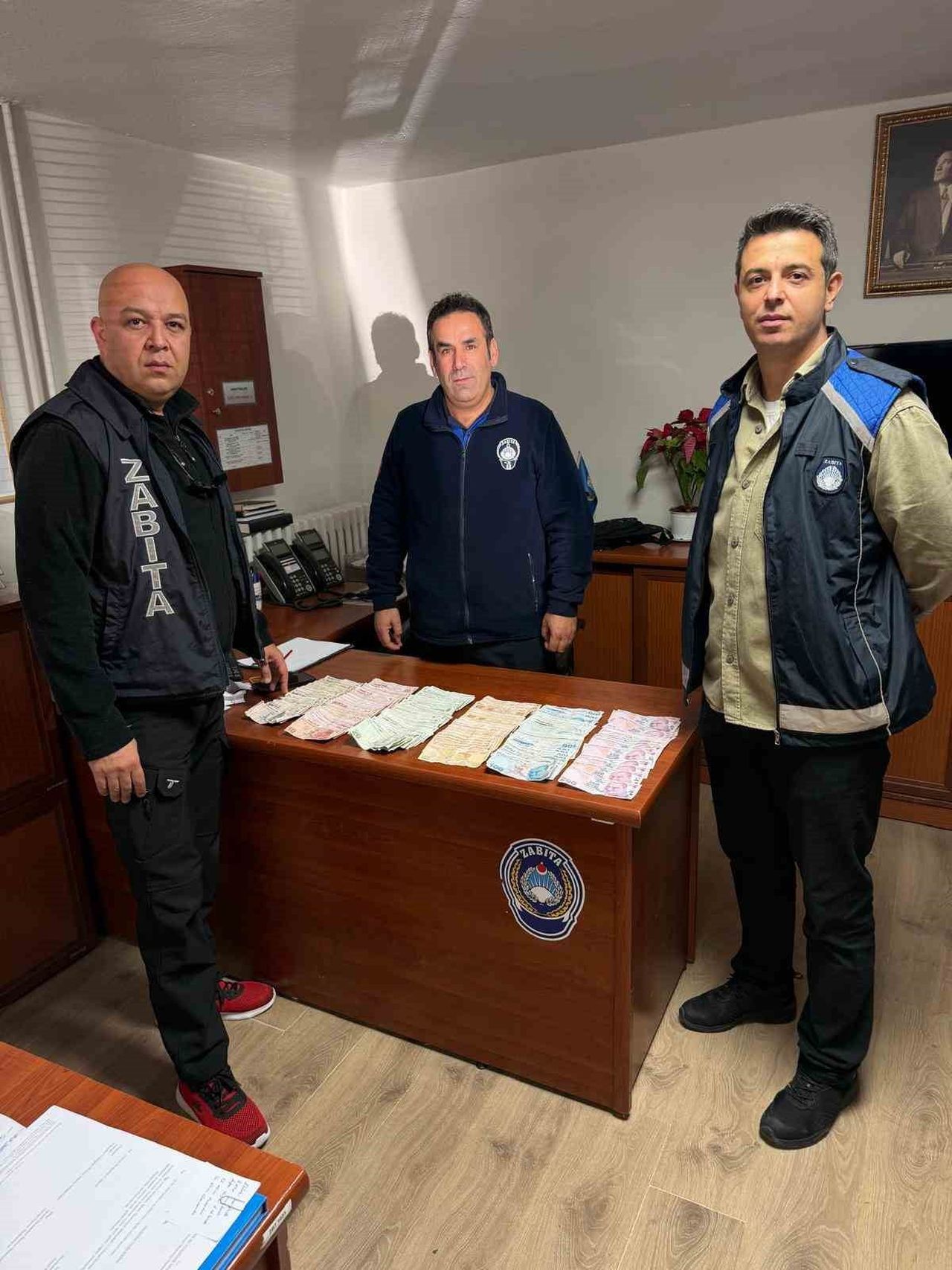 ESKİŞEHİR BÜYÜKŞEHİR BELEDİYESİ ZABITA DAİRESİ BAŞKANLIĞI EKİPLERİNCE TRAMVAY İÇERİSİNDE...