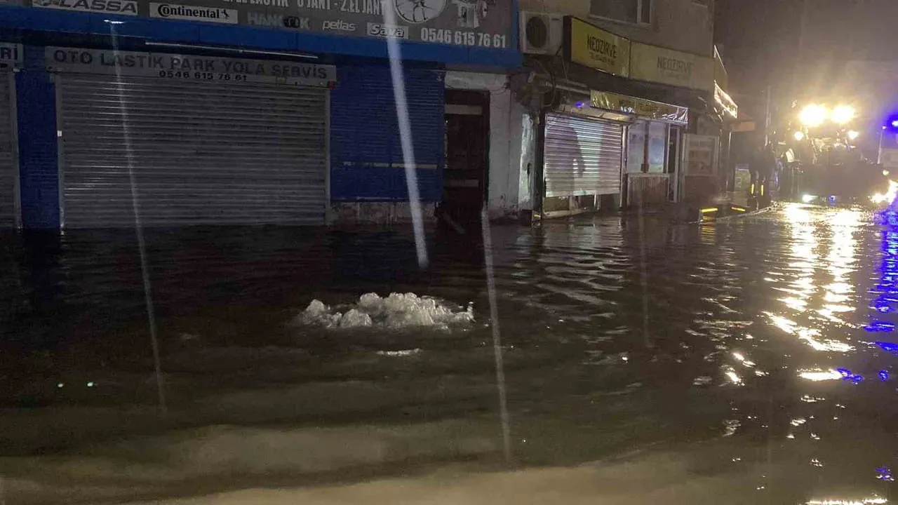 SARIYER’DE ETKİLİ OLAN ŞİDDETLİ SAĞANAK YAĞIŞIN ARDINDAN OLUŞAN SELDE KARŞIDAN KARŞIYA GEÇMEYE...