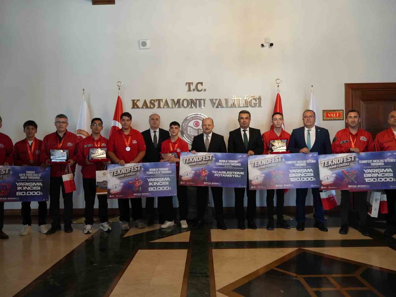 TEKNOFEST’TE DERECEYE GİREREK KASTAMONU’YU BAŞARIYLA TEMSİL EDEN ÖĞRENCİLER, KASTAMONU VALİSİ...
