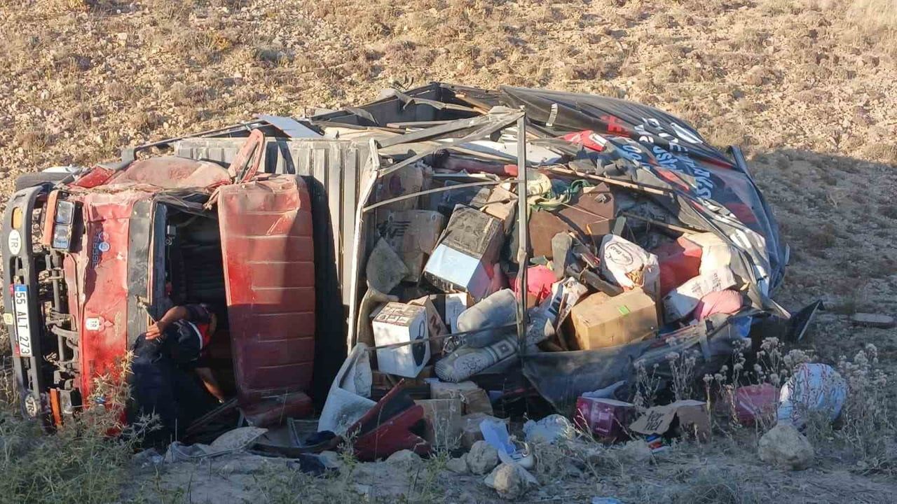 SİVAS’IN GÜRÜN İLÇESİNDE MEYDANA GELEN TRAFİK KAZASINDA, EV EŞYASI YÜKLÜ NAKLİYE KAMYONU ŞARAMPOLE...