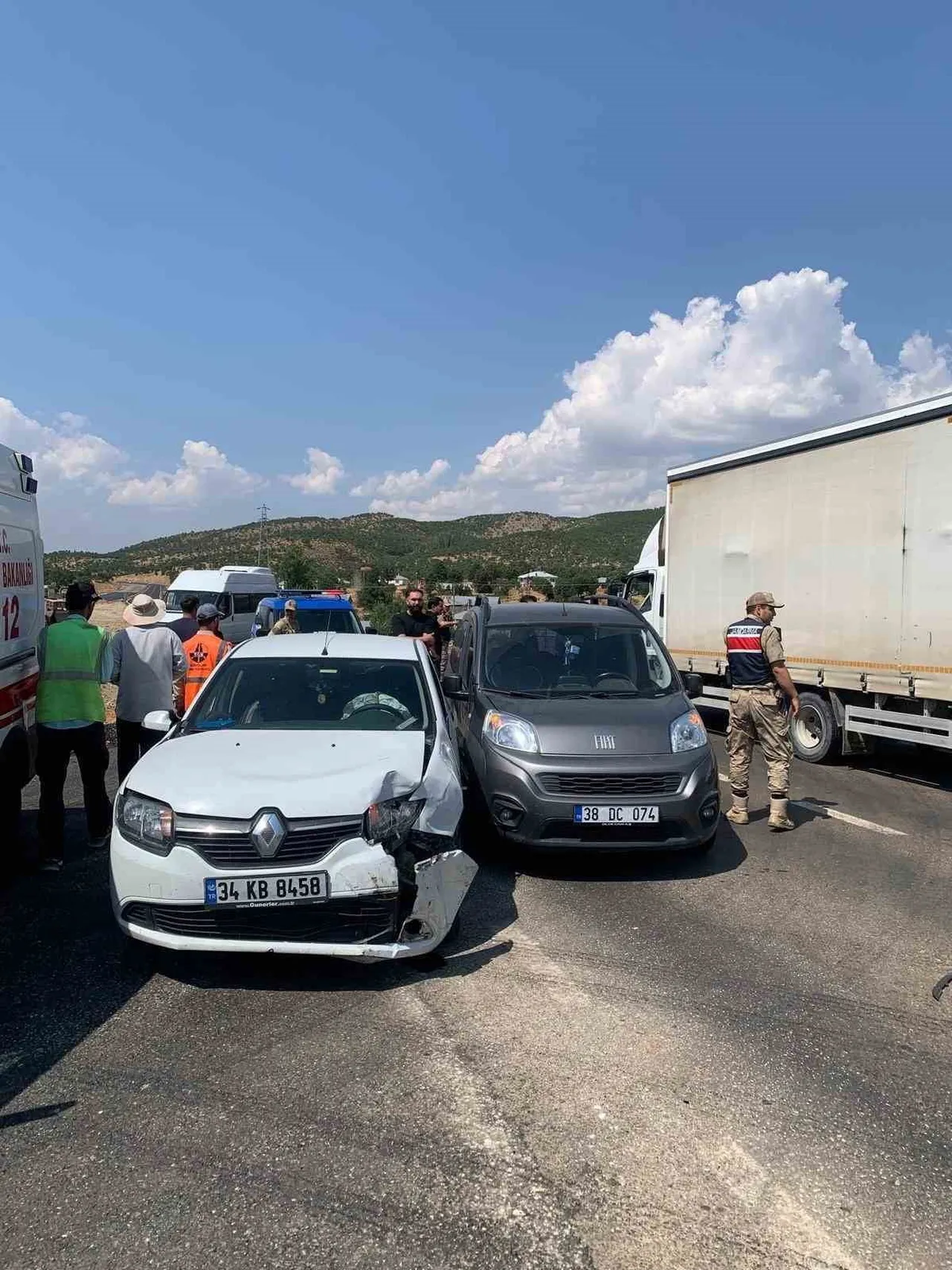 BİNGÖL İKİ ARAÇ ÇARPIŞTI: 2 YARALI