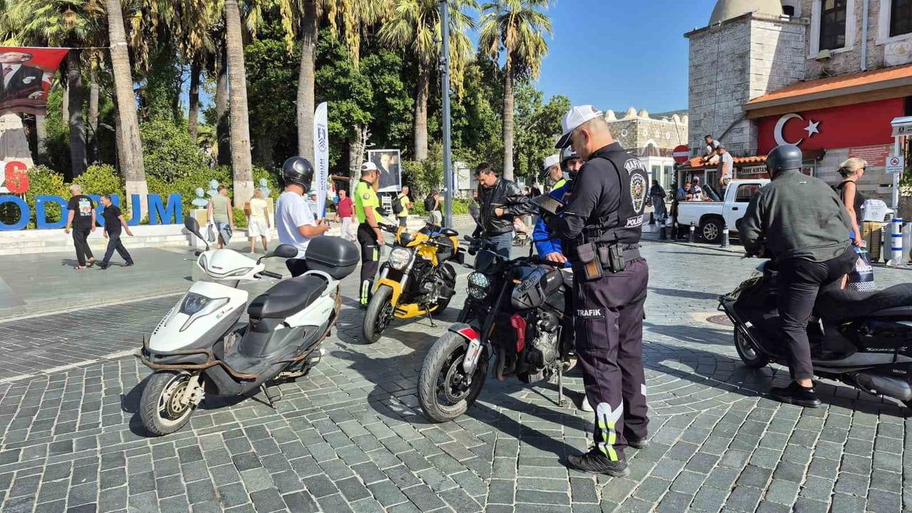 MUĞLA'NIN BODRUM İLÇESİNDE POLİS EKİPLERİNCE MOTOSİKLET SÜRÜCÜLERİNE YÖNELİK GERÇEKLEŞTİRİLEN...