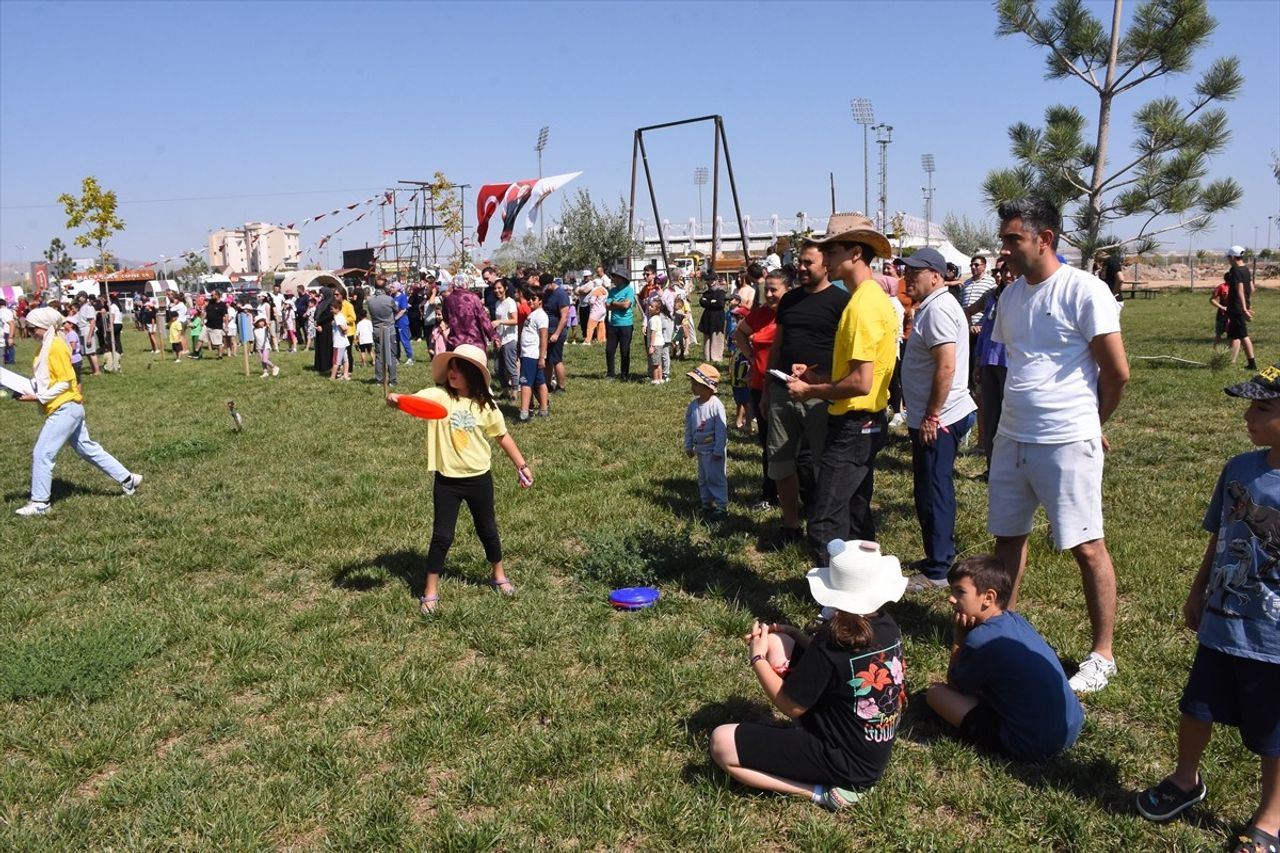Afyonkarahisar'da 110 aile, çeşitli etkinliklerle dolu "Aile Kampı"nda bir araya geldi.