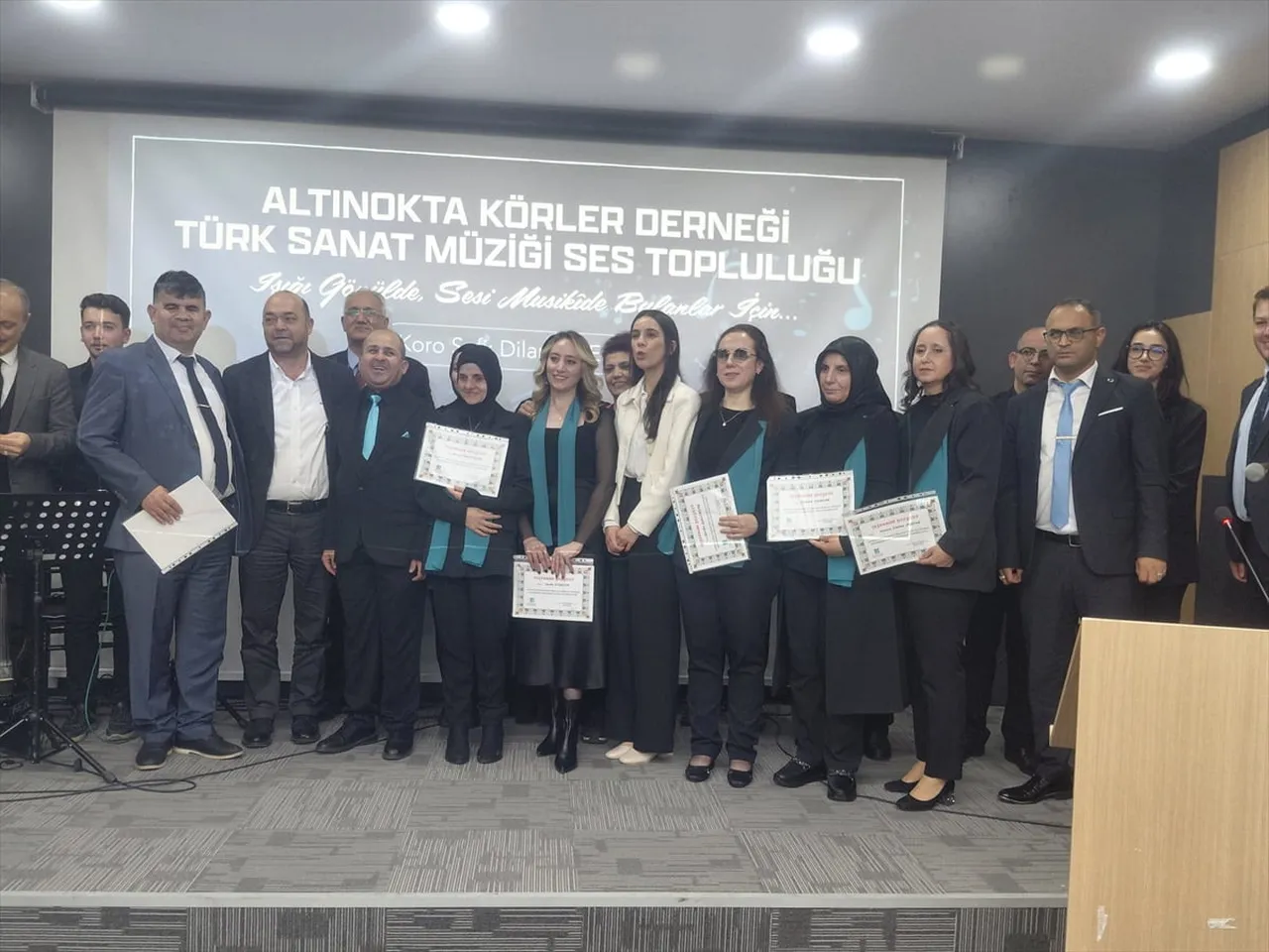 Afyonkarahisar'da müzik tutkunu 12 görme engellinin yer aldığı koro, Türk Sanat Müziği eserlerini...