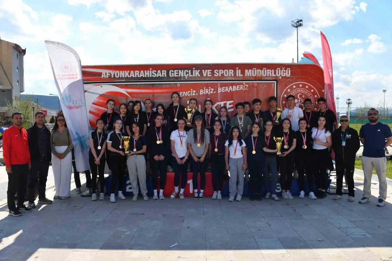 AFYONKARAHİSAR'DA OKUL SPORLARI ÇERÇEVESİNDE DÜZENLENEN YILDIZ, GENÇ A VE GENÇ B BİSİKLET YARIŞI...