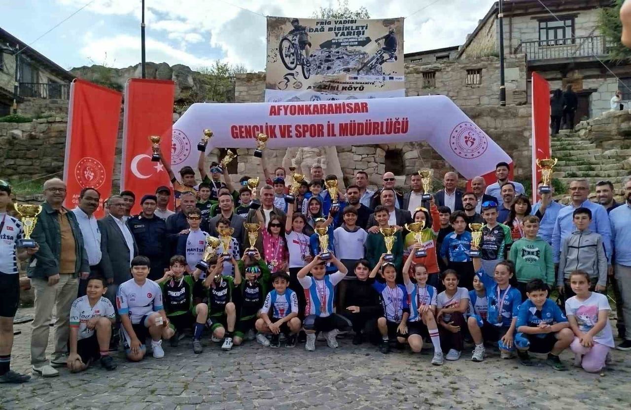 AFYONKARAHİSAR'DA YAPILAN 1.ETAP DAĞ BİSİKLETİ YARIŞLARINDA ERZURUMLU SPORCULAR, DADAŞLARIN...