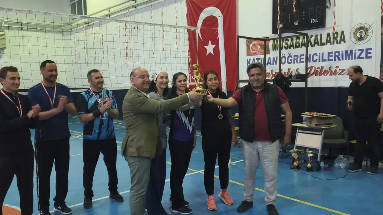 AFYONKARAHİSAR'IN HOCALAR İLÇESİNDE TÜRK EĞİTİM-SEN TARAFINDAN ŞEHİT ÖĞRETMEN FATMA NUR ÇELİK...