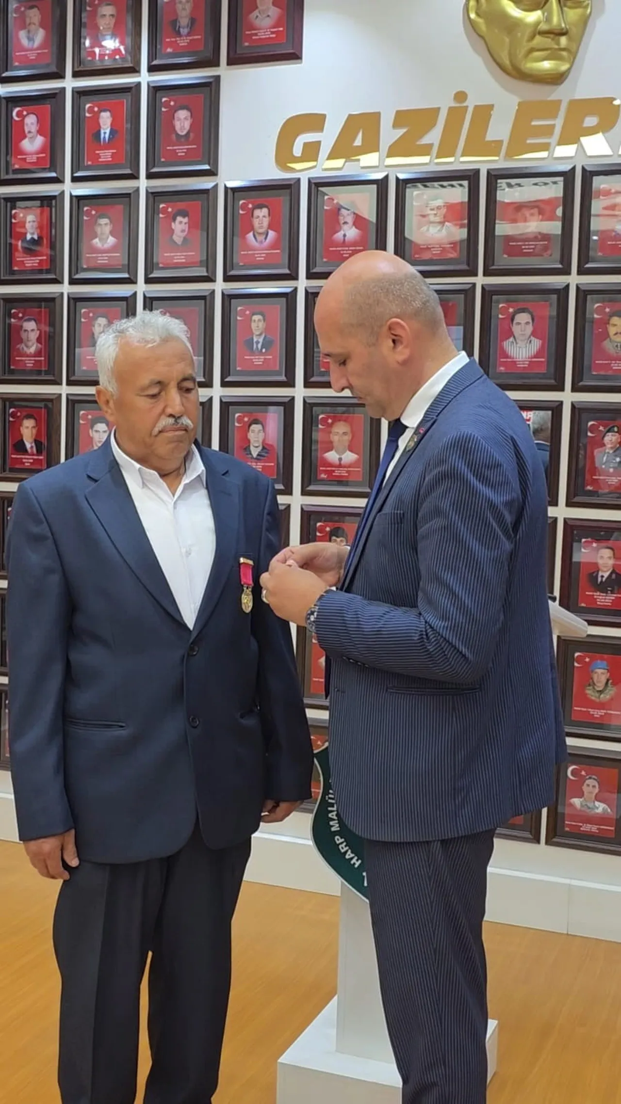 AFYONKARAHİSAR’DA YAŞAYAN YAHYA AVŞAR (SOLDA ROZET TAKILAN KİŞİ) , 1985 YILINDA VATANİ GÖREVİNİ...